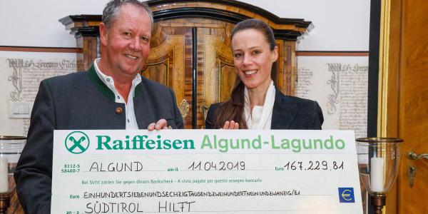 Birra FORST donates a cheque of over 167,000 euros to L'Alto Adige aiuta.