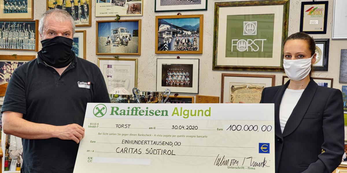 FORST unterstützt die Caritas Südtirol mit einem Scheck von 100.000 Euro