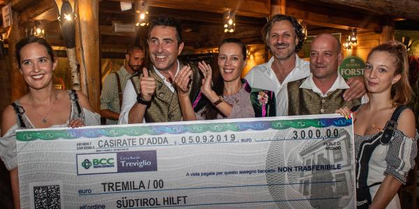 Gerundium Fest: FORST-friends from Bergamo give Cellina von Mannstein a cheque of 3,000 euro.